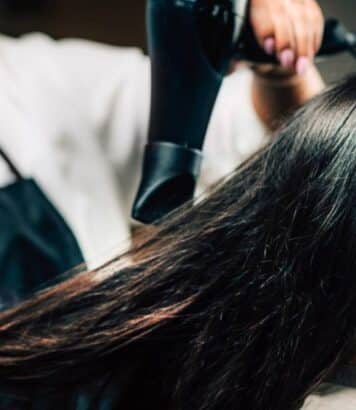 Frange rideau : la coupe idéale pour redonner du volume aux cheveux fins après 50 ans selon les coiffeurs