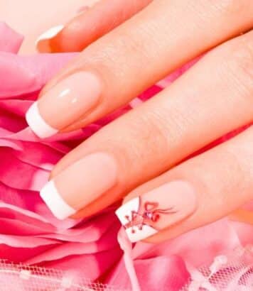 Hailey Bieber dévoile une manucure symbolique à Coachella en hommage secret à Justin