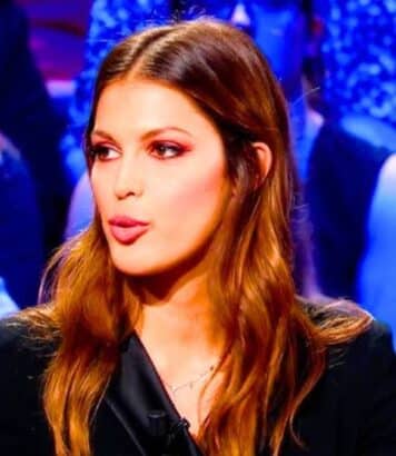 Iris Mittenaere adopte la manucure à pois jaune beurre, le nail art chic à tester ce printemps