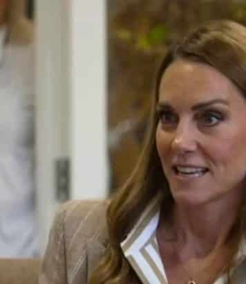 Kate Middleton rend hommage à Diana avec une robe-manteau Givenchy et ses bijoux en saphir