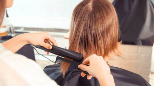 Katie Holmes adopte le carré long effilé brun doré, la coupe tendance du printemps 2026