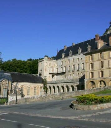 La Roche-Guyon : le seul village classé Plus Beau Village de France en Île-de-France à découvrir à 1h de Paris