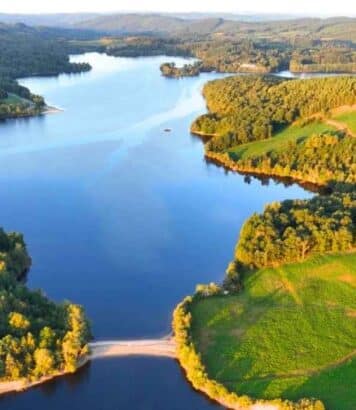 Lac de Vassivière : ce secret du Limousin entre art contemporain et plages préservées à découvrir