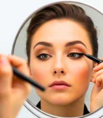 Liner au crayon : la technique d'un maquilleur pro pour un tracé net qui tient toute la journée