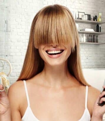 Louise Bourgoin relance la frange sur le côté des années 2000, une coupe flatteuse pour tous les visages