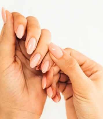 Manucure supermodel : la tendance nude des années 90 revient pour un look frais et chic