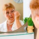 Maquillage après 60 ans : l'erreur du fond de teint épais qui accentue les rides selon une maquilleuse pro