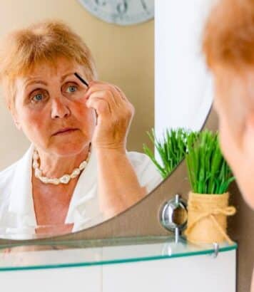 Maquillage après 60 ans : l'erreur du fond de teint épais qui accentue les rides selon une maquilleuse pro
