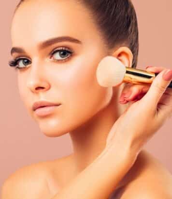 Maquillage printemps 2026 : le bleu des années 80 revient illuminer le regard