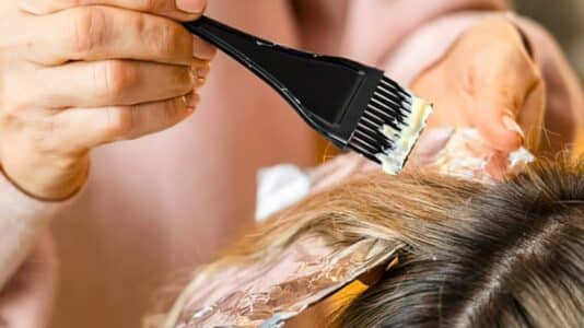 Mélanie Thierry adopte le blond polaire, la coloration idéale pour illuminer le teint après 40 ans