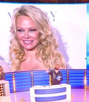 Pamela Anderson adopte le carré dégradé signé John Nollet, la coupe chic qui adoucit les traits