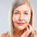 Protection solaire quotidienne : le geste anti-âge unanime des dermatologues à moins de 20 euros