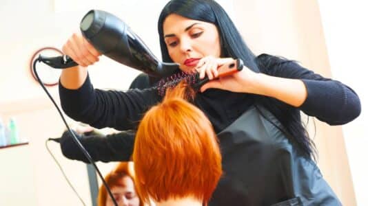 Raie décoiffée : la coiffure chic et sans effort à adopter ce printemps 2026