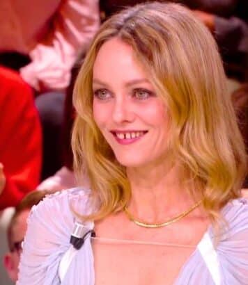 Vanessa Paradis adopte la robe fendue dorée, pièce incontournable pour allonger la silhouette ce printemps