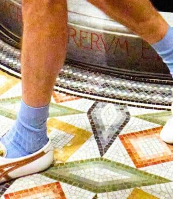 Versace x Onitsuka Tiger : les sneakers collector déjà adoptées par Guillaume Diop et François Civil