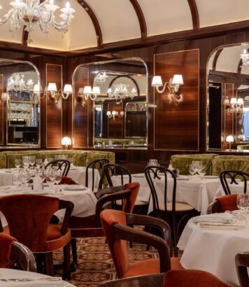 Brunch Paris 6 restaurant chic brasserie élégante clientèle endimanchée ambiance lumineuse