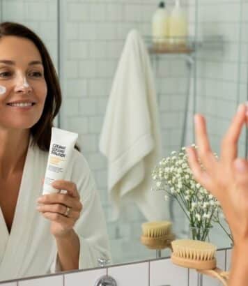 ParisSelect - Crème solaire quotidienne : le geste anti-âge que les dermatologues placent avant toute crème anti-rides après 50 ans