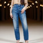 ParisSelect - Met Gala 2026 : le jean trompe-l'œil en soie de Chanel porté par Bhavitha Mandava enflamme les réseaux
