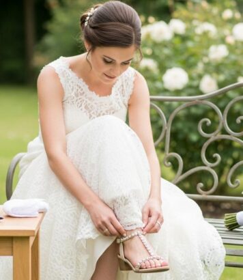 ParisSelect - Ces teintes de vernis subliment vos pieds le jour de votre mariage cet été 2026