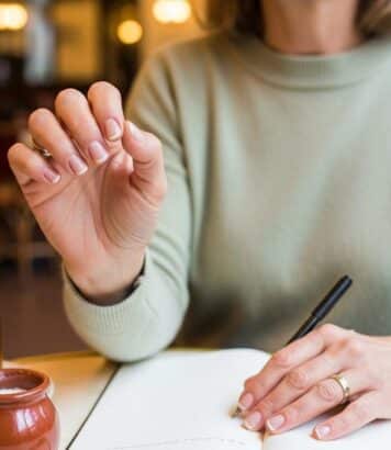 ParisSelect - Fini les nail arts chargés et les vernis opaques, cette technique japonaise révèle la brillance naturelle de vos ongles