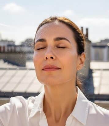 ParisSelect - Les dermatologues alertent : cette brume invisible à vaporiser sur le maquillage élimine 98% des particules de pollution
