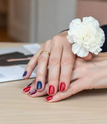 ParisSelect - Les esthéticiennes sont formelles : cette teinte de vernis donne instantanément un effet vieilli après 50 ans