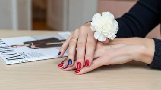 ParisSelect - Les esthéticiennes sont formelles : cette teinte de vernis donne instantanément un effet vieilli après 50 ans
