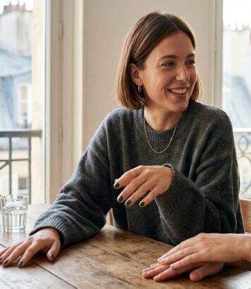 ParisSelectBook - La manucure minimaliste s'impose en 2026 et cette teinte transparente change tout