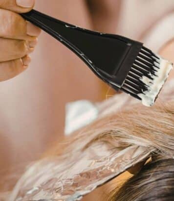 À 42 ans, Mandy Moore adopte cette coloration subtile qui illumine les brunes sans passer au blond