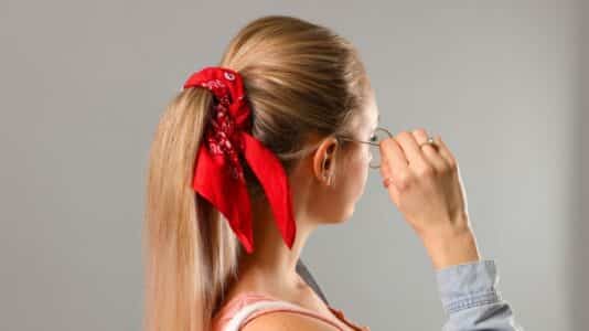 Ce bandana rouge à motif Paisley porté par Adèle Exarchopoulos à Cannes relance la tendance de 2026