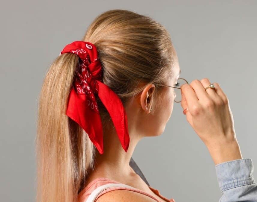 Ce bandana rouge à motif Paisley porté par Adèle Exarchopoulos à Cannes relance la tendance de 2026