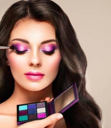 Ce maquillage pour les yeux des années 2010 revient en force en 2026 et celles qui le portent déjà ont tout compris