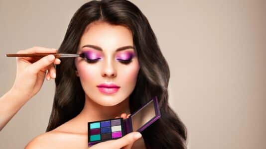 Ce maquillage pour les yeux des années 2010 revient en force en 2026 et celles qui le portent déjà ont tout compris
