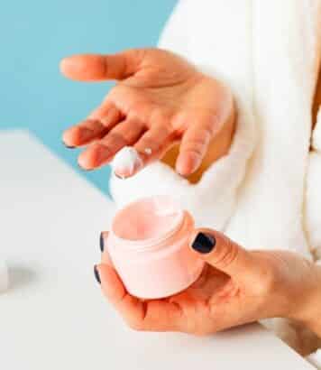 « Ce qu'il y a de pire sur le marché » : une dermatologue alerte sur ce produit cosmétique naturel que vous utilisez chaque matin