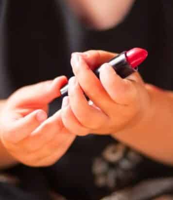 Ce rouge à lèvres adoré de nos mamans revient 30 ans après avec une huile bretonne qui change tout