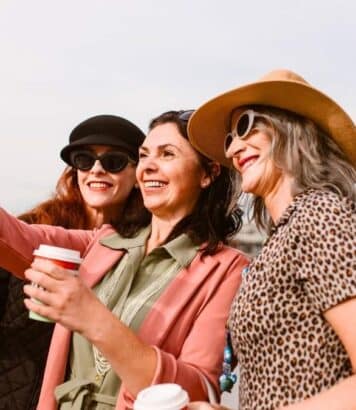 Ces lunettes de soleil années 90 envahissent les podiums en 2026 et une forme précise fait craquer toutes les stars