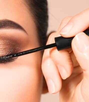 Cet eye-liner marron fait fureur chez la Gen Z et adoucit le regard mieux que le noir