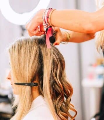 Cette coiffure sculptée remplace le chignon plaqué et espace vos shampoings sans effort