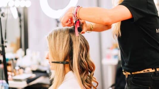 Cette coiffure sculptée remplace le chignon plaqué et espace vos shampoings sans effort