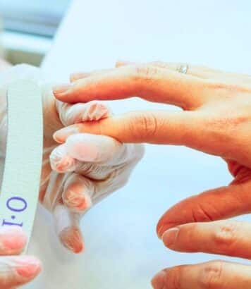 Cette finition chromée douce remplace le vernis classique sur les ongles des Parisiennes cet été