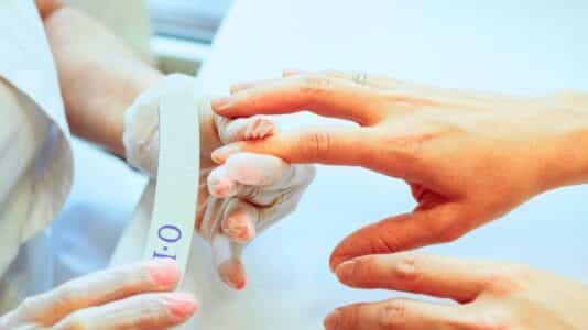Cette finition chromée douce remplace le vernis classique sur les ongles des Parisiennes cet été