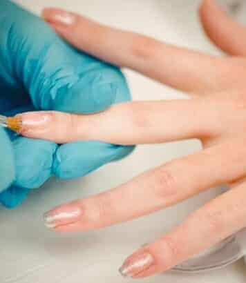 Cette manucure jaune et bleu qu'Hailey Bieber a réalisée elle-même ne demande que deux vernis et un pinceau