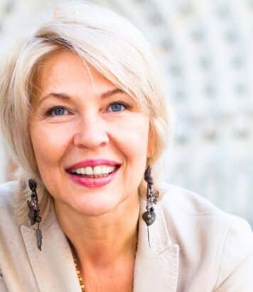 Cette technique de coiffage donne du volume et de la fraicheur aux cheveux longs après 50 ans selon un expert