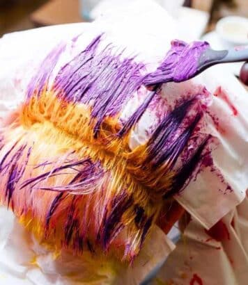 Cette couleur de cheveux rouge pourpre va détrôner le blond en 2026 selon les experts Revlon