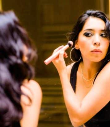 Fini le contouring et le glow trop brillant : ce maquillage flou effet filtre adoucit le visage sans le transformer est la nouvelle tendance make-up