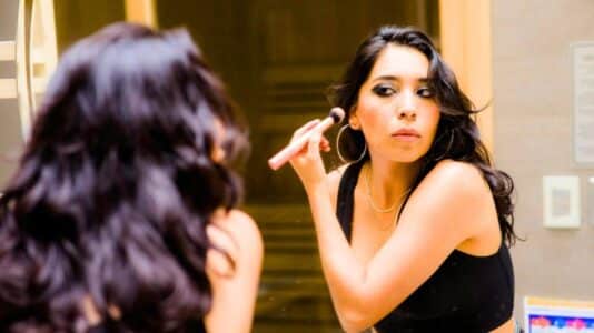 Fini le contouring et le glow trop brillant : ce maquillage flou effet filtre adoucit le visage sans le transformer est la nouvelle tendance make-up