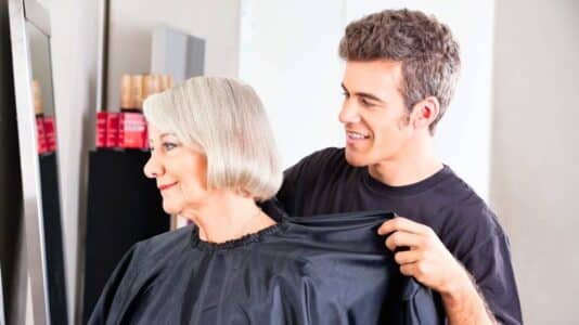 Frange flottante après 50 ans : la coupe légère qui lifte les traits et adoucit le visage selon un coiffeur