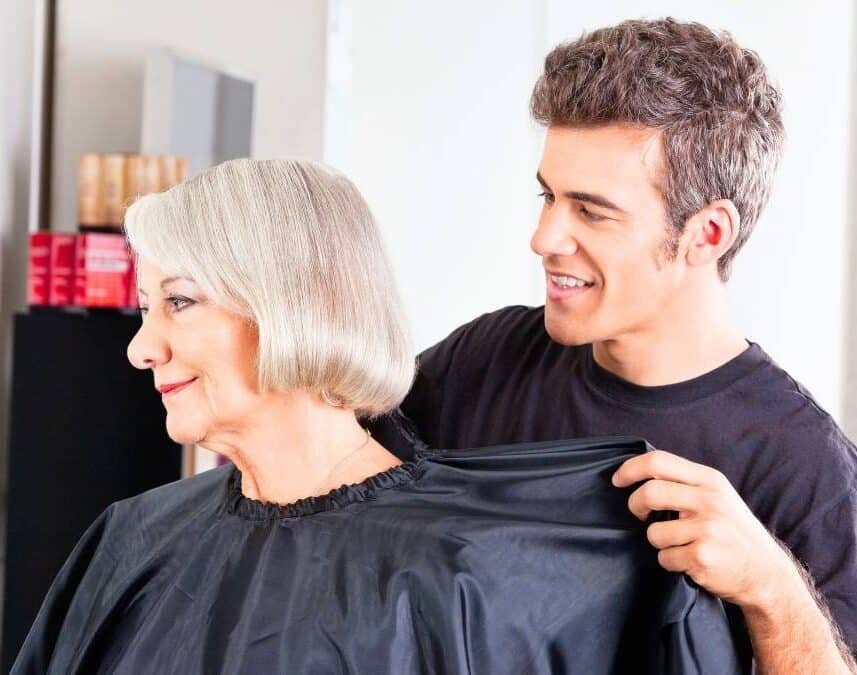 Frange flottante après 50 ans : la coupe légère qui lifte les traits et adoucit le visage selon un coiffeur