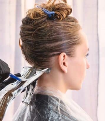 French Brunette : la coloration lumineuse et naturelle à adopter cet été pour un effet retour de vacances