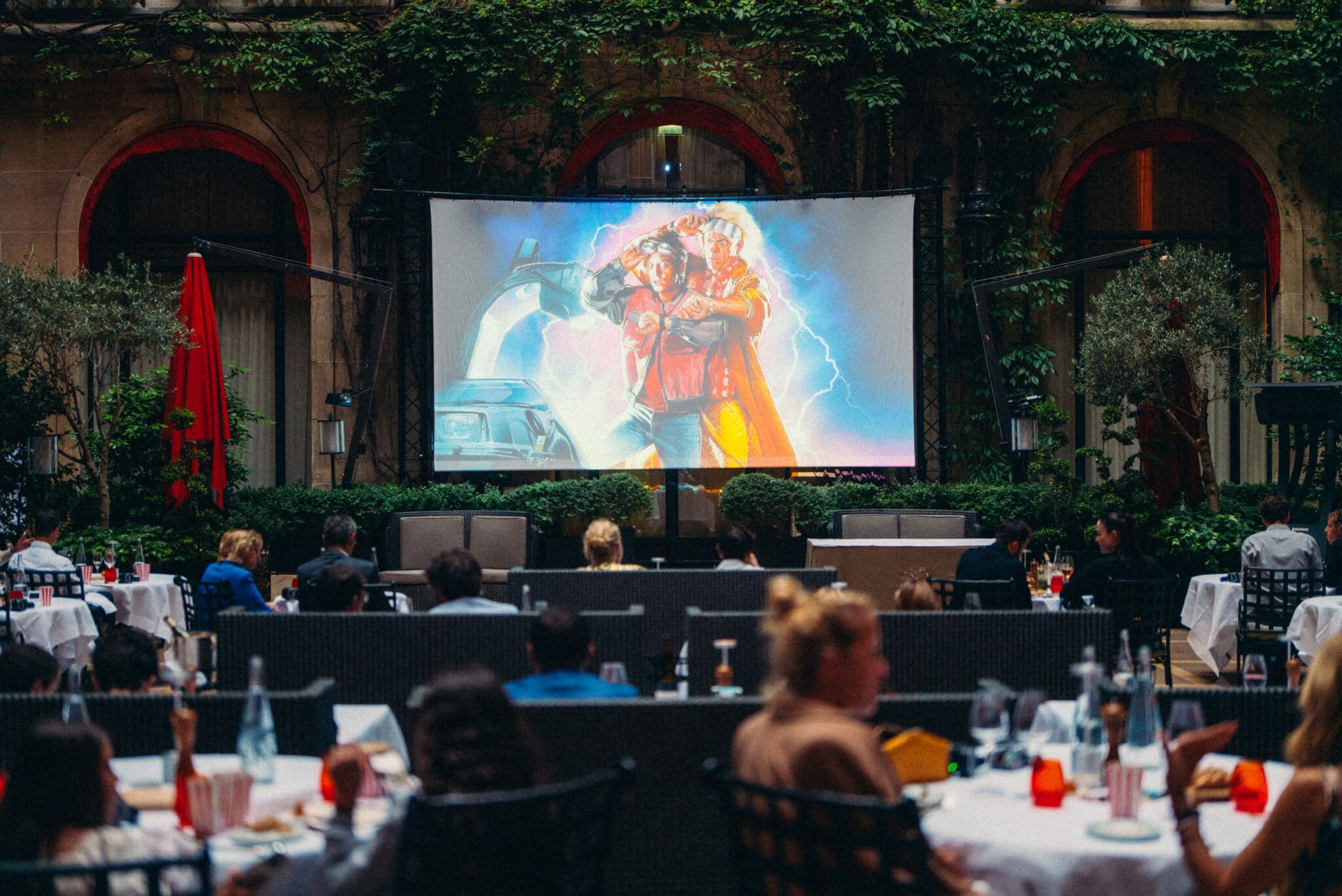 Poaza Inima Under the stars, cinema takes over the Cour Jardin at the Plaza Athénée ...